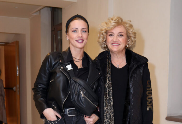 bcf03f3d15f6bbd8b3056fb80679780a L.jpg