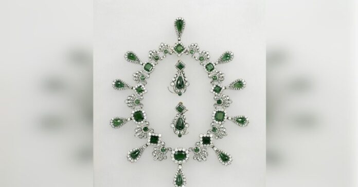 collier boucles marie louise louvre1 1200x630.jpg