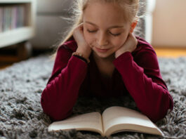 5 μικρές συνήθειες που βοηθούν τα παιδιά να αγαπήσουν το διάβασμα paidi diavasma.jpg