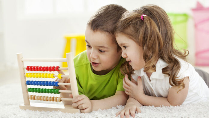 paidi moirazetai.jpg