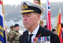 Σάλος στην Ηνωμένο Βασίλειο: Άνδρας παρίστανε τον υποναύαρχο σε τελετή για την Ημέρα Μνήμης των Πεσόντων – Κατέθεσε και στεφάνι apateonas 1 1200x630.jpg