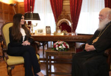 Στην Αρχιεπισκοπή η Κίμπερλι Γκιλφόιλ: Η αποκάλυψη για το τηλεφώνημα στον Ιερώνυμο και η χαρά του γιού της που θα πηγαίνει στην εκκλησία kiberly ieronymos 1200x630.jpg