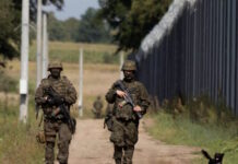 Πολωνία: Άνοιξε ξανά δύο συνοριακά περάσματα με την Λευκορωσία παρουσία στρατιωτικών δυνάμεων poland belarus border patrol reuters 1200x630.jpg