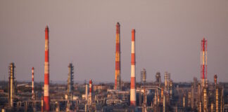 russia oil refinerey reuters 2 1200x630.jpg