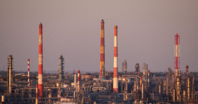russia oil refinerey reuters 2 1200x630.jpg
