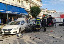 Πτολεμαΐδα: ΙΧ καρφώθηκε σε βαν και μετά έπεσε πάνω σε παρκαρισμένα αυτοκίνητα – Δύο σοβαρά τραυματίες troxaio ptolemaida1 1200x630.jpg