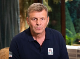 Απόστολος Γκλέτσος: Το βαρύ ζεϊμπέκικο την ώρα που ο Χρήστος Μάστορας τραγουδάει Καζαντζίδη 1f1e4b0a25dbcee368826e2964d31650 L.jpg