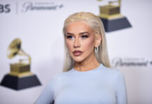 Ασυνήθιστο: Η Christina Aguilera και η Yseult τραγουδούν χριστουγεννιάτικα κάλαντα σε ντουέτο στους πρόποδες του Πύργου του Άιφελ 355507621adc6087034aa51896998460 L.jpg