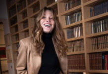 Carla Bruni: Γιόρτασε τα 58 της με συμβολικό βίντεο από την πασαρέλα 4e3f409b061c2250e1eeceb89f87e627 L.jpg