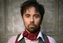 Ο Τσαλταμπάσης κάνει παντομίμα τον τίτλο της ταινίας τους με guest τον Γεροντιδάκη στο σπίτι της Ντορέττας 7d43a566bf57518110d2ed099e0720d5 L.jpg