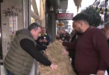 Λάρισα: Διαμαρτυρία αγροτών έξω από τα γραφεία βουλευτών της ΝΔ – Έριξαν σανό στην είσοδο agrotes 4 1200x630.jpg