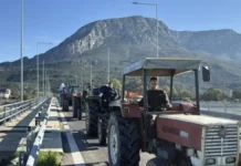 Ανυποχώρητοι οι αγρότες μετά το κάλεσμα Μητσοτάκη για διάλογο – Νέο μπλόκο στην γέφυρα του Εύηνου agrotes gefira euinou 1200x675 1.webp.webp