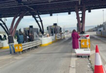 Αγρότες άνοιξαν τα διόδια σε Θεσσαλονίκη, Λάρισα και Ήπειρο και μοίρασαν προϊόντα – Δείτε βίντεο agrotes thessaloni2 1200x630.jpg