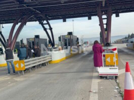 Αγρότες άνοιξαν τα διόδια σε Θεσσαλονίκη, Λάρισα και Ήπειρο και μοίρασαν προϊόντα – Δείτε βίντεο agrotes thessaloni2 1200x630.jpg