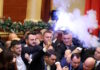 Αλβανία: Χάος μέσα στο κοινοβούλιο – Βουλευτές της αντιπολίτευσης άναψαν φωτοβολίδες και συγκρούστηκαν με τη αστυνομία albania 2 1200x630.jpg