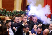 Αλβανία: Χάος μέσα στο κοινοβούλιο – Βουλευτές της αντιπολίτευσης άναψαν φωτοβολίδες και συγκρούστηκαν με τη αστυνομία albania 2 1200x630.jpg