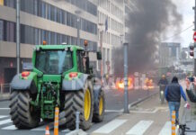 Μπλόκο αγροτών και στις Βρυξέλλες: Κυκλοφοριακό χάος και φωτιές – Βίντεο και φωτογραφίες brussels agrotes 1200x630.jpg