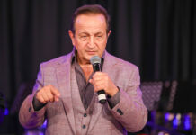 Σπύρος Μπιμπίλας: Πώς κατάφερε να βάλει φωτιά και να κάψει το σακάκι του σε μια παρουσίαση βιβλίου (Αποκλειστικό) d01552b5fa81f4465f3700b88b06626e L.jpg