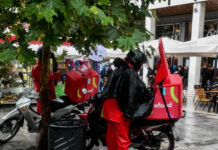 Η efood υποσχέθηκε bonus σε όσους κάνουν delivery εν μέσω της σφοδρής καταιγίδας – Μετά τον σάλο σταμάτησε τη διανομή delivery efood eurok 1200x630.jpg