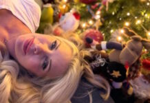 Η Ελένη Μενεγάκη πόζαρε κάτω από το χριστουγεννιάτικο δέντρο του σπιτιού της – Οι παιχνιδιάρικες selfies eleni menegaki 2 1200x630.jpg