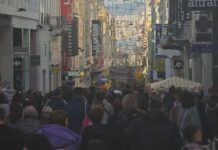 Εορταστικό ωράριο 2025: Κοσμοσυρροή στην Ερμού για τα ανοιχτά καταστήματα ermou eortastikowrario 1200x630.jpg