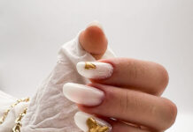 Gold almond nails: Το πιο κομψό μανικιούρ για τα Χριστούγεννα και την Πρωτοχρονιά gold almond nails 869x1024.jpg