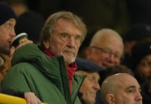 Η Μάντσεστερ Γιουνάιτεντ μετράει ζημιές 6,6 εκατομμυρίων λιρών λόγω ευρωπαϊκής απουσίας και εισιτηρίων jim ratcliffe ap 1200x630.jpg