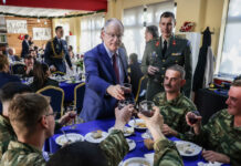 Τίμησε τους Εύζωνες ο Πρόεδρος της Δημοκρατίας: Τσούγκρισαν, έφαγαν φασολάδα και του έκαναν δώρο τσαρούχια kwnstantinos tasoulas euzwnes eurok2 1200x630.jpg