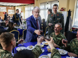 Τίμησε τους Εύζωνες ο Πρόεδρος της Δημοκρατίας: Τσούγκρισαν, έφαγαν φασολάδα και του έκαναν δώρο τσαρούχια kwnstantinos tasoulas euzwnes eurok2 1200x630.jpg