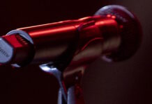 Νεαρός τραγουδιστής θα καταγγείλει την Πέμπτη τον διάσημο Έλληνα – «Η αξιοπρέπεια δεν είναι διαπραγματεύσιμη», τόνισε mikrofono ndp 1200x630.jpg