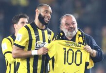 Ο Αρόλντ Μουκουντί συμπλήρωσε 100 αγώνες με την ΑΕΚ και ο Μάριος Ηλιόπουλος του έδωσε αναμνηστική φανέλα moukoudi 1200x630.jpg