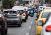 Πειραιάς: Οδηγός αυτοκινήτου ξυλοκόπησε ντελιβερά για την προτεραιότητα nteliveras 13122025 1200x630.jpg