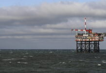 Ουκρανικά drones φέρονται να χτύπησαν για πρώτη φορά ρωσική πλατφόρμα εξόρυξης πετρελαίου και αερίου της Lukoil oil1 associated 1 1200x630.jpg