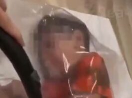 Ρωσία: Σάλος με influencer μητέρα που έβαλε τον γιο της σε σακούλα και ρούφηξε τον αέρα paidi sakoula 1 1200x630.jpg