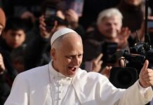 Ο Πάπας Λέων στις αυπνίες του μαθαίνει γερμανικά με εφαρμογή και παίζει επιτραπέζια στο κινητό του papas leon 1 1200x630.jpg