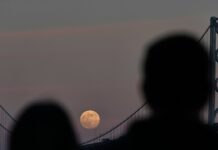 Δραματική έκκληση σε 18 εκατ. Αμερικανούς στη Νότια Καλιφόρνια: «Μείνετε στα σπίτια σας» – Τοξικός αέρας «πνίγει» πόλεις και απειλεί ζωές people 1200x630.jpg