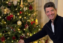 Σάκης Ρουβάς: Ποζάρει στο χριστουγεννιάτικο δέντρο του σπιτιού του και στέλνει μήνυμα για «φως και αγάπη» rouvas arxiki 1200x630.jpg