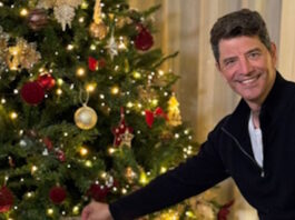 Σάκης Ρουβάς: Ποζάρει στο χριστουγεννιάτικο δέντρο του σπιτιού του και στέλνει μήνυμα για «φως και αγάπη» rouvas arxiki 1200x630.jpg