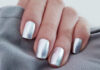 Ασημί νύχια: Είναι το nude των γιορτών; silver nails 1024x833.jpg