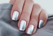 Ασημί νύχια: Είναι το nude των γιορτών; silver nails 1024x833.jpg