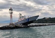 Βόλος: Σκάφος του λιμενικού προσέκρουσε σε βράχια – Ξεκινούν οι διαδικασίες απομάκρυνσής του skafos limeniko volos 1 1200x630.jpg