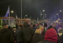 Οι αγρότες κάνουν ρεβεγιόν στα μπλόκα: Πρωτοχρονιά με σούβλες, ζεστό κρασί και ζωντανή μουσική – Εντυπωσιακές εικόνες από τη Νίκαια trakter prwtoxronia 1200x630.jpg