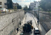 Νέα Φιλαδέλφεια: Γερανοφόρο έπεσε σε κολόνα και ντελαπάρισε – Στο ένα ρεύμα η κυκλοφορία troxaio filadelfeia 1 1200x630.jpg