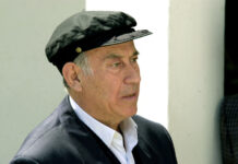 Blast from the past: Όταν ο Θανάσης Βέγγος έκοβε βασιλόπιτα στα γυρίσματα του Παπατρέχα, στην είσοδο πολυκατοικίας στο Παγκράτι 2ab3f72f7ed2515ced1880cb20c45cba L.jpg