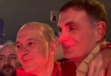 Ολυμπιακός: Η «καυτή» υποδοχή στο ΣΕΦ, οι αγκαλιές από Γιώργο Αγγελόπουλο και το «Μπαρτζώκα, ψυχάρα» aggelopoulos olympiacos grab 1200x630.jpg