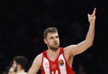 Ο Σάσα Βεζένκοφ έδωσε τη φανέλα του σε μικρό κοριτσάκι, η υπέροχη χειρονομία του παίκτη του Ολυμπιακού στο ΣΕΦ bezenkof eurokinissi 1 1200x630.jpg