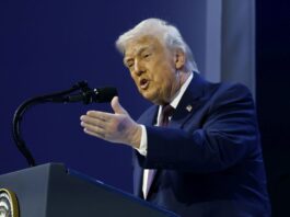 Ο Τραμπ στη σκηνή του Νταβός με μεγάλη μελανιά στο αριστερό του χέρι προκαλεί νέο γύρο φημών για την υγεία του donaldtrump davos 1200x630.jpg