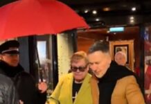 Ανησυχία για τον Έλτον Τζον: Υποβασταζόμενος από τον σύζυγό του Ντέιβιντ Φέρνις στην Εβδομάδα Μόδας του Παρισιού elton john 1200x630.jpg