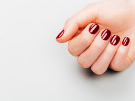 Είστε άνω των 50; Αυτά είναι τα ιδανικά χρώματα νυχιών για εσάς iStock 1219641210.jpg