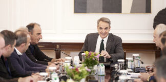 kiriakos mitsotakis sinantisi me agrotes 1200x630.jpg